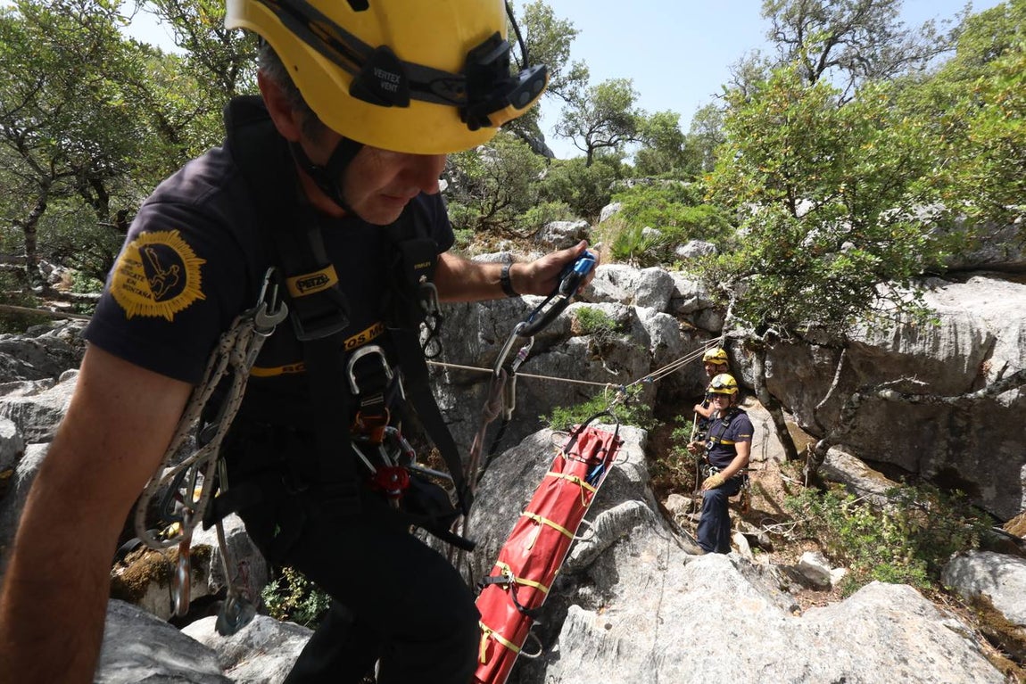 FOTOS: El Grupo de Rescate en Montaña de Bomberos de Cádiz, en acción