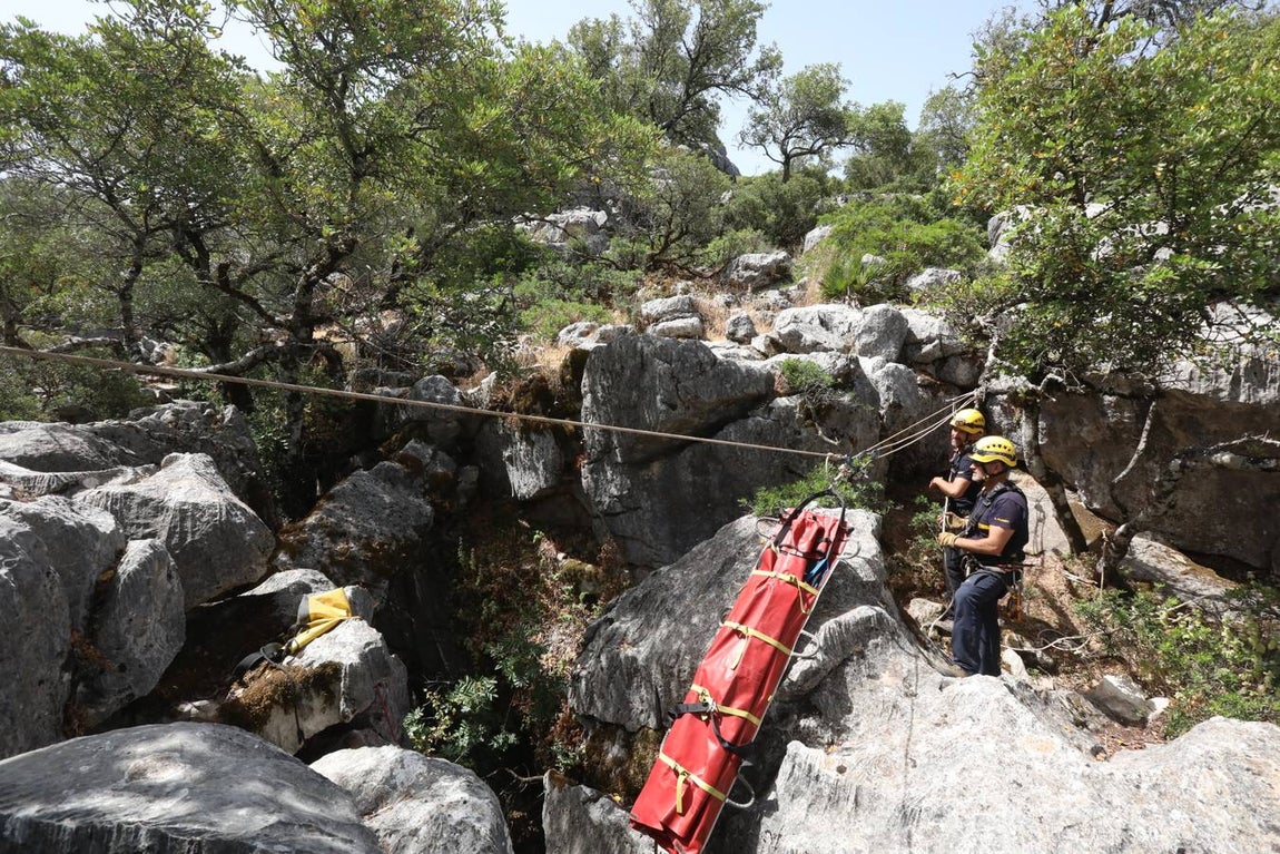 FOTOS: El Grupo de Rescate en Montaña de Bomberos de Cádiz, en acción