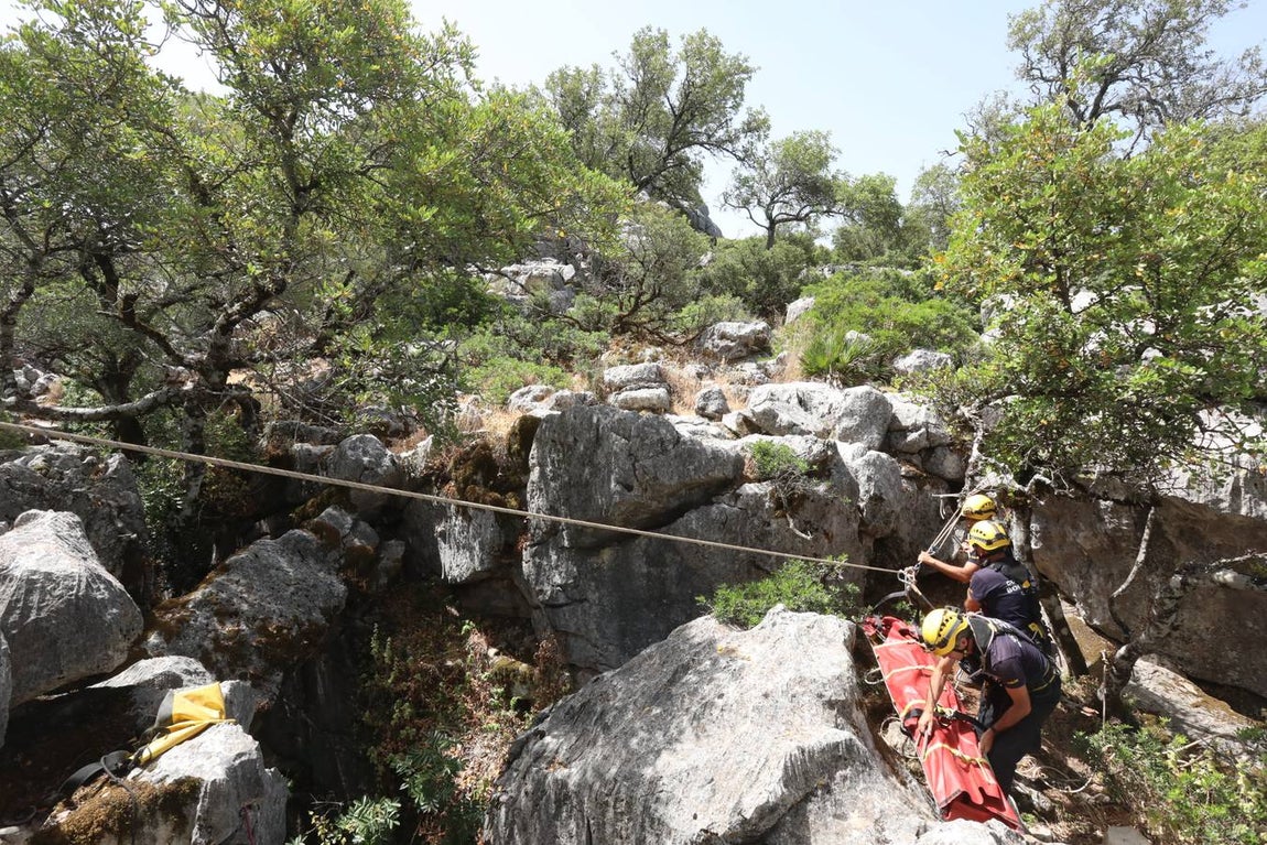 FOTOS: El Grupo de Rescate en Montaña de Bomberos de Cádiz, en acción