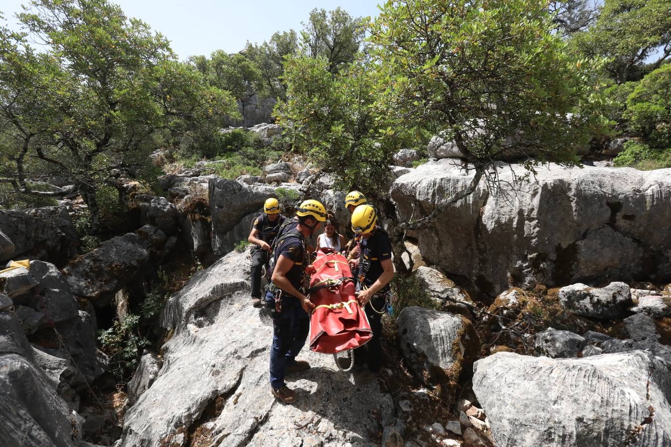 FOTOS: El Grupo de Rescate en Montaña de Bomberos de Cádiz, en acción