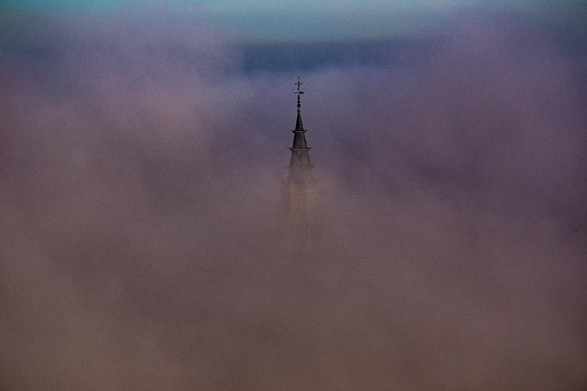 La torre de la catedral entre la niebla. 