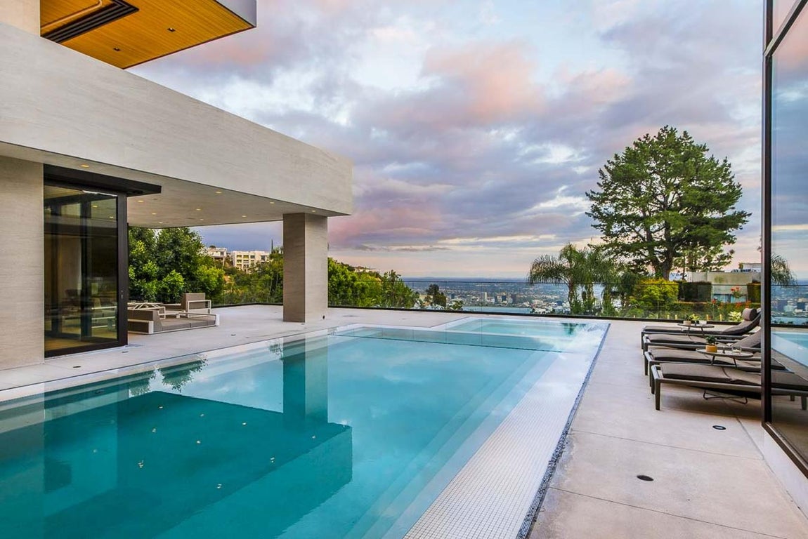 Piscina. Aunque ese lugar cuenta con una pequeña mesa y silla para desconectar del ajetreo de la ciudad y concentrarse en otras labores, la vivienda ha sido pensada para aportar la relajación que se exija. Las terrazas y salas de están equipadas con muebles cómodos para poder leer, escribir, escuchar música… ¡Cualquier actividad que te apetezca!