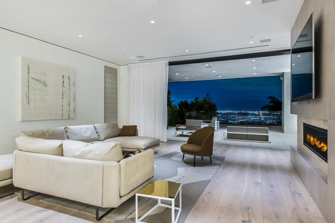 Salón. La casa está catalogada por los agentes inmobiliarios de lujo Tomer Frideman y Kurt Rappaport, y es todo un espectáculo. Se ubica en 9255 Swallow Drive, en el exclusivo vecindario de Doheny Estates, y la vivienda cuenta con tres pisos que se distribuyen en los más de 1000 metros cuadrados que tiene la propiedad.