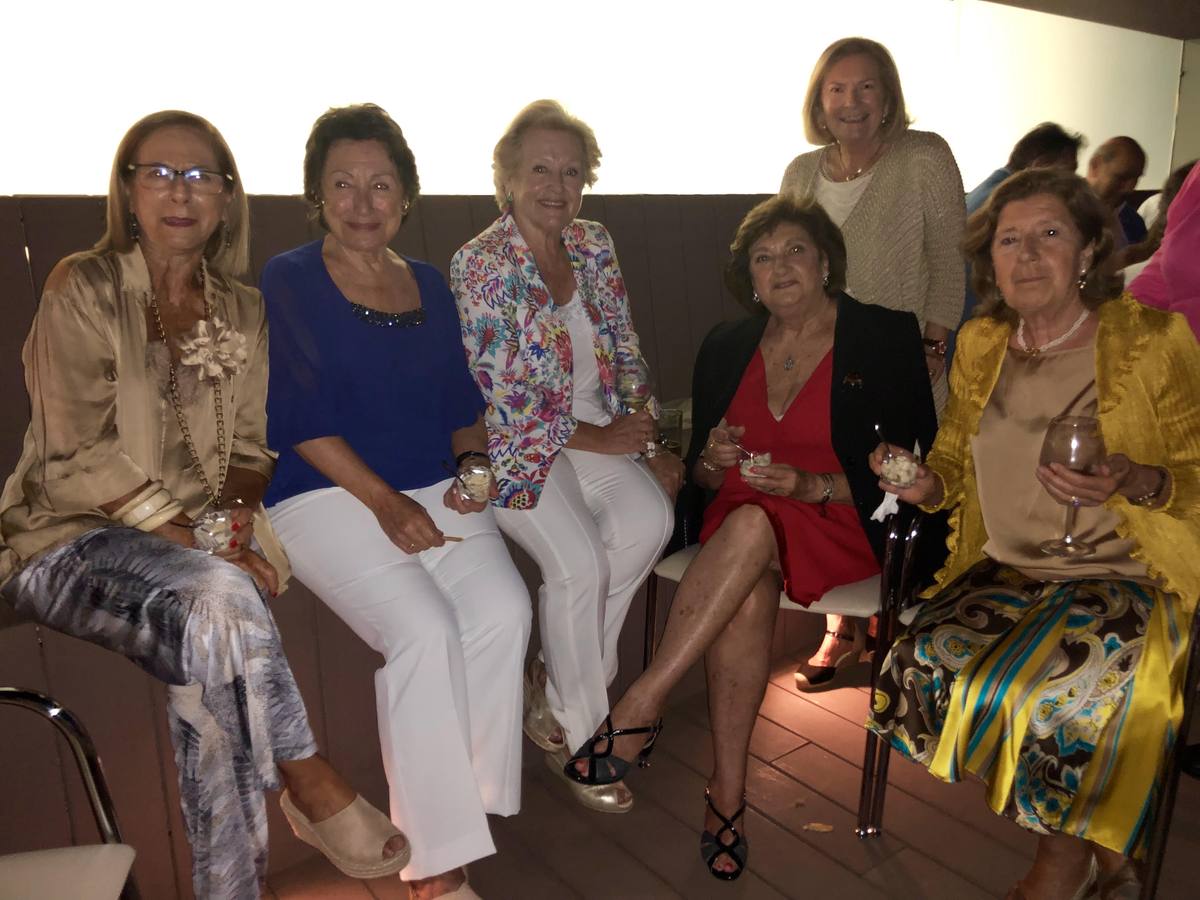 Nena Delgado, Ana Navas, Cristina Navas, Piti Ledesma, María Luisa Miralles de Imperial y Pilla Bustamante. 