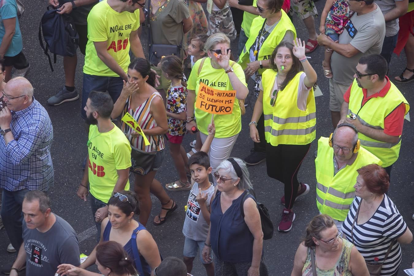 La manifestación contra el ERE en ABB Córdoba, en imágenes