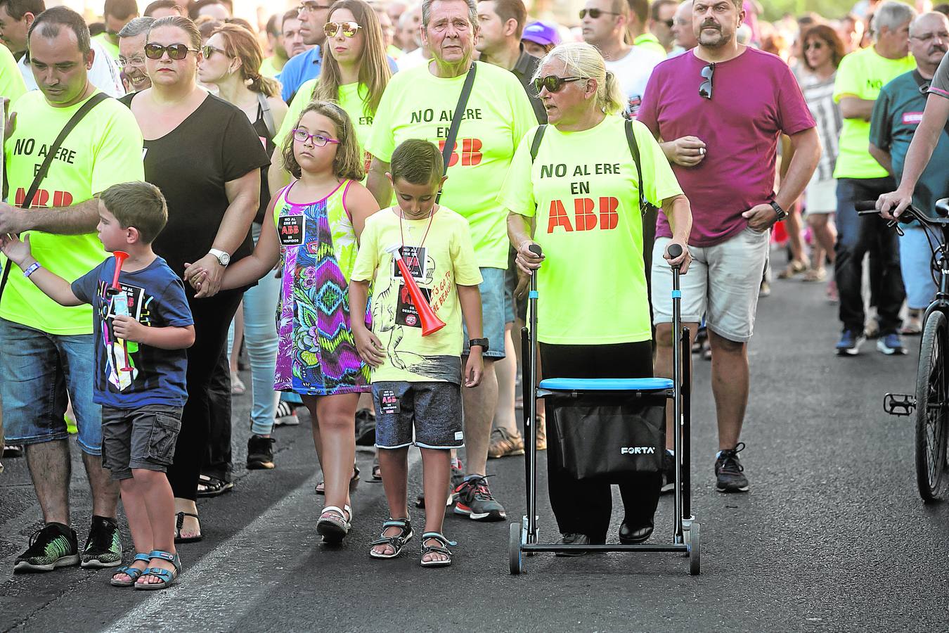 La manifestación contra el ERE en ABB Córdoba, en imágenes