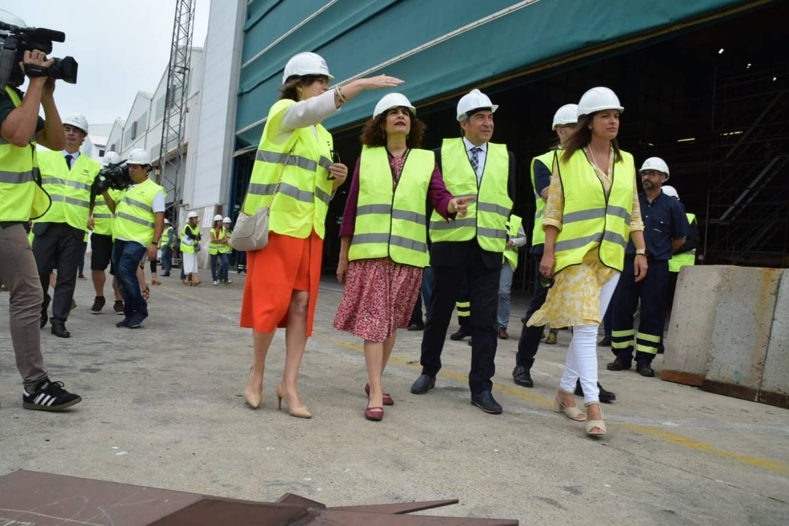María Jesús Montero y el delegado del Gobierno en Andalucía visitan el astillero de Navantia en San Fernando