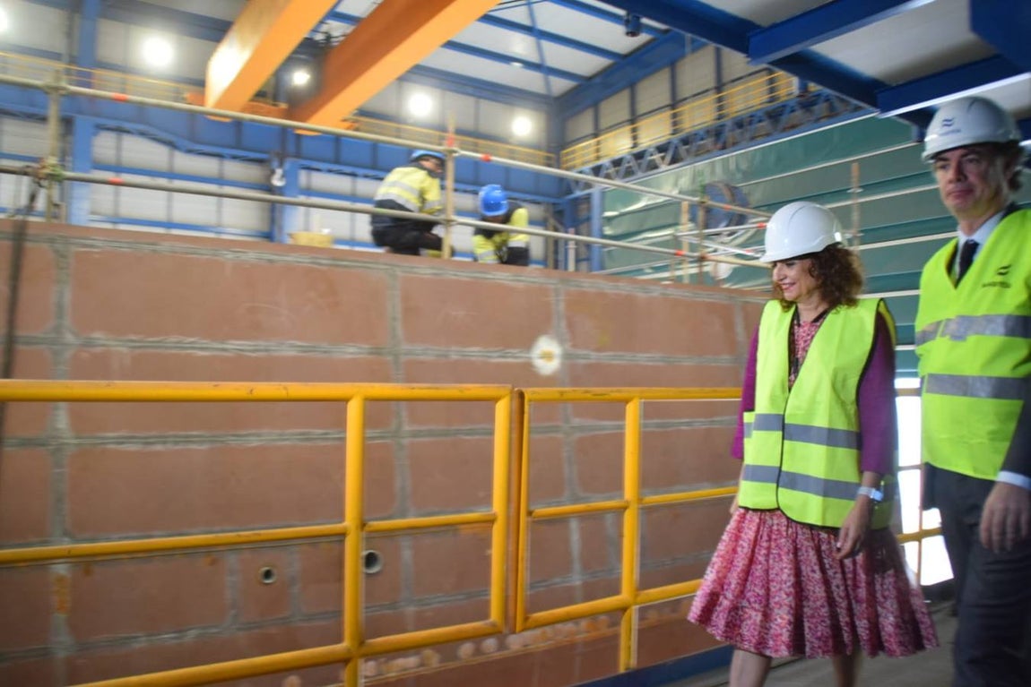 María Jesús Montero y el delegado del Gobierno en Andalucía visitan el astillero de Navantia en San Fernando