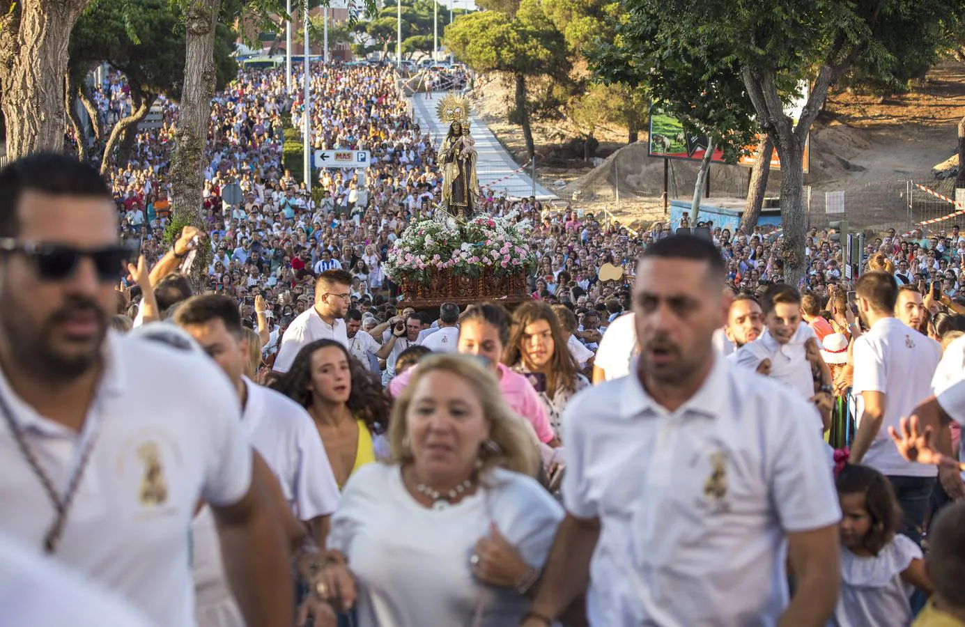 Multitudinaria procesión de la Virgen del Carmen en Punta Umbría