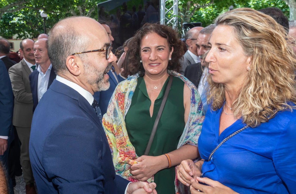 Familiares, amigos y exconsejeros acompañan al nuevo Ejecutivo de Castilla y León en su toma de posesión