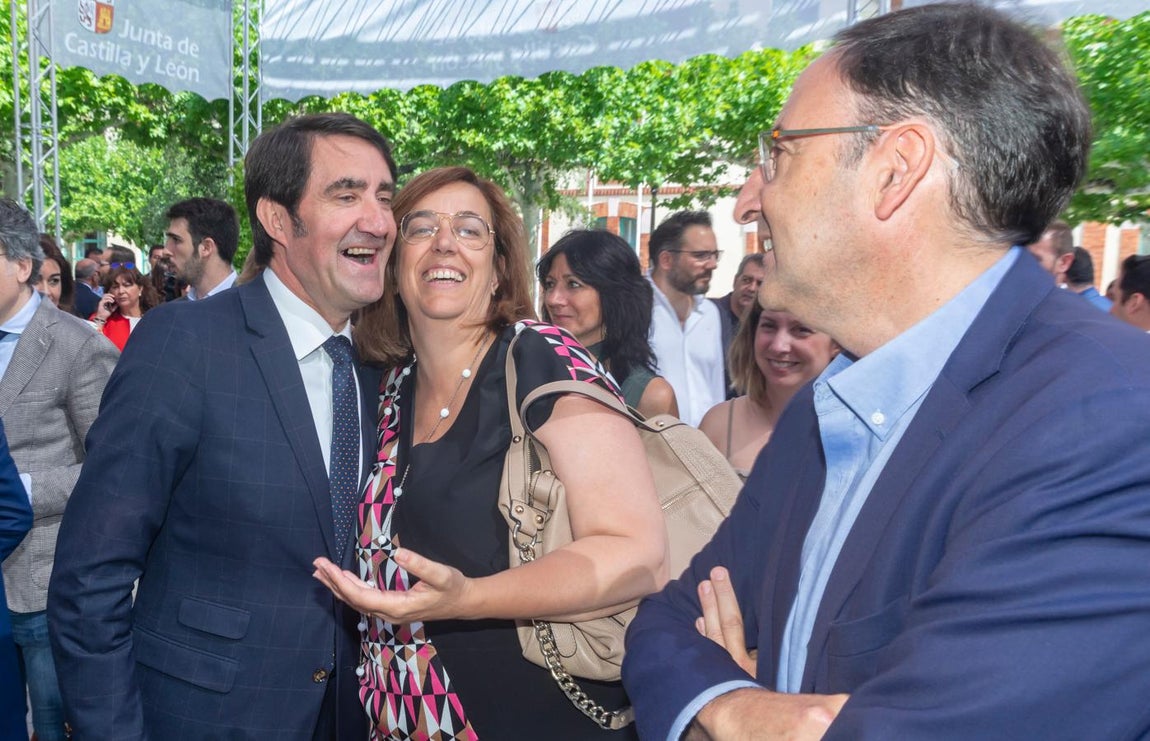 Familiares, amigos y exconsejeros acompañan al nuevo Ejecutivo de Castilla y León en su toma de posesión