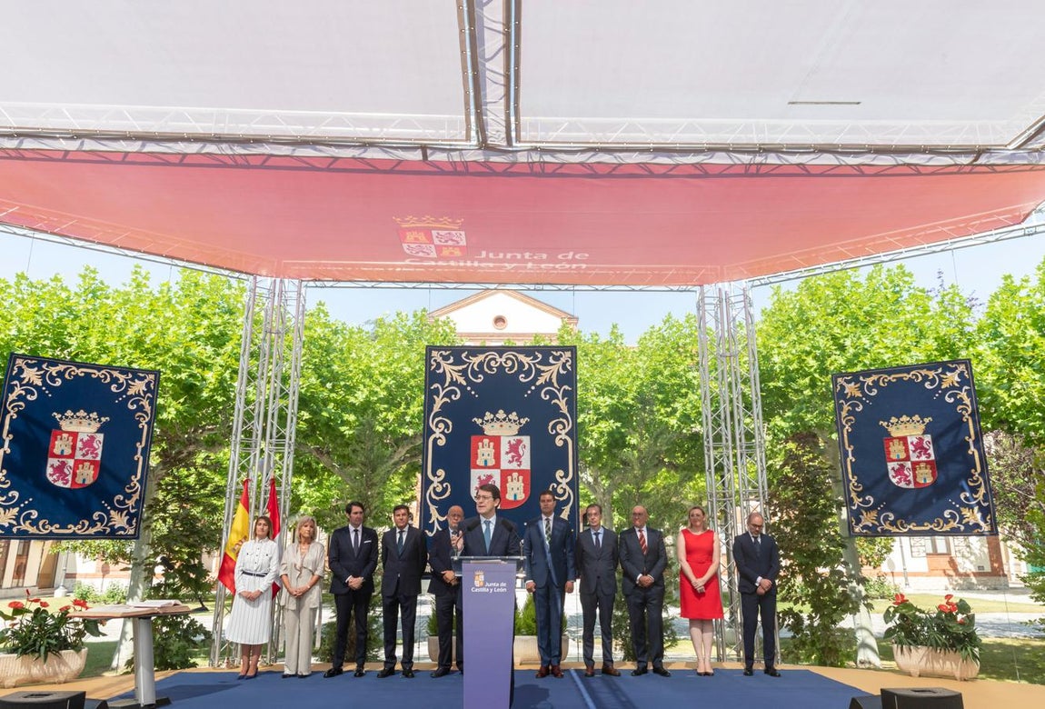 Familiares, amigos y exconsejeros acompañan al nuevo Ejecutivo de Castilla y León en su toma de posesión