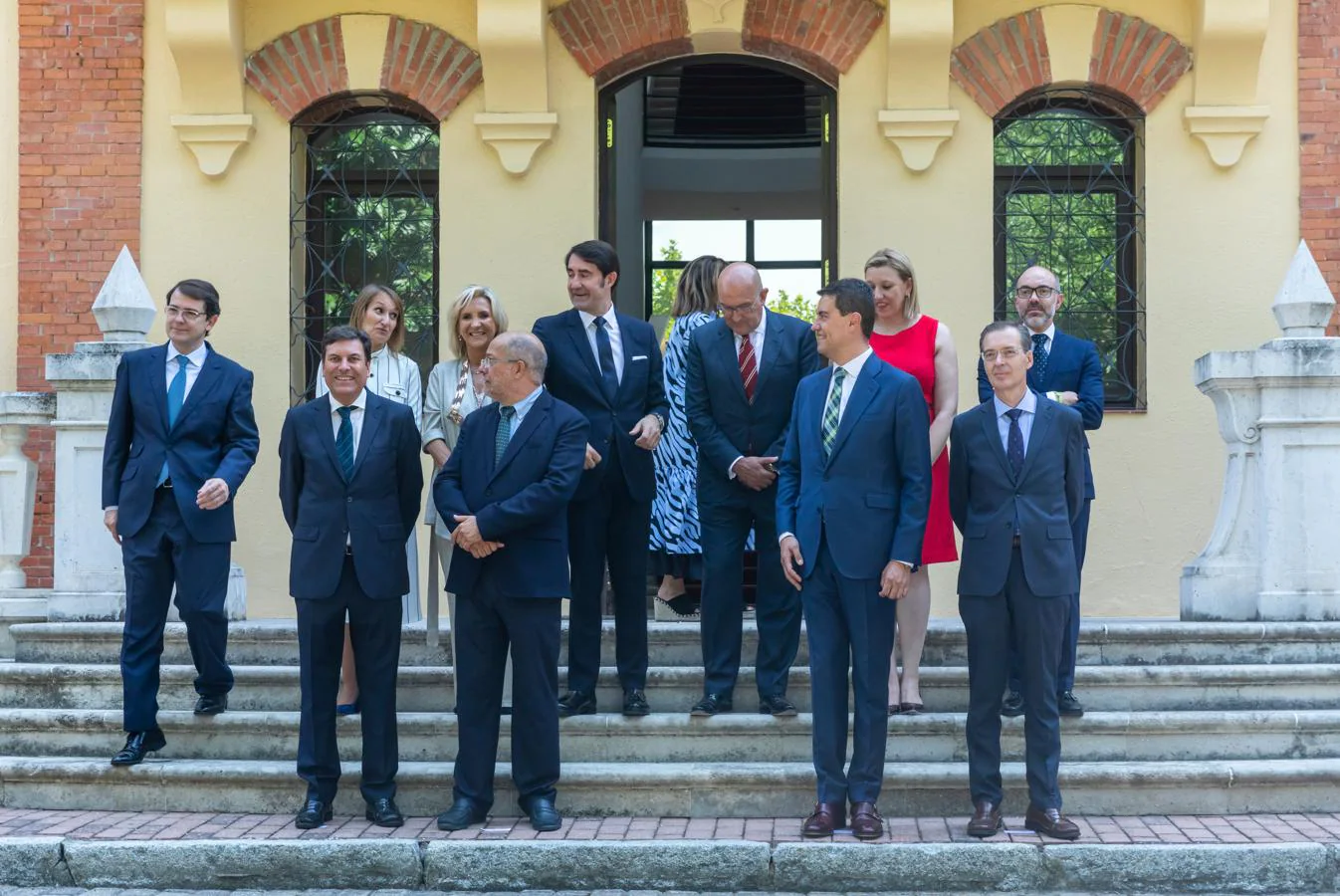 Familiares, amigos y exconsejeros acompañan al nuevo Ejecutivo de Castilla y León en su toma de posesión