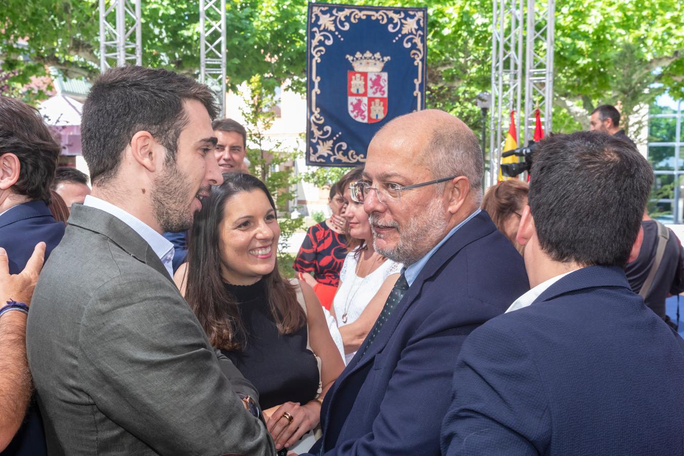 Familiares, amigos y exconsejeros acompañan al nuevo Ejecutivo de Castilla y León en su toma de posesión