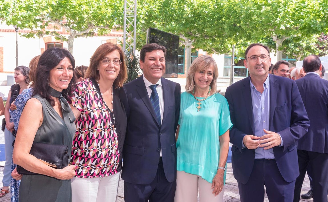Familiares, amigos y exconsejeros acompañan al nuevo Ejecutivo de Castilla y León en su toma de posesión