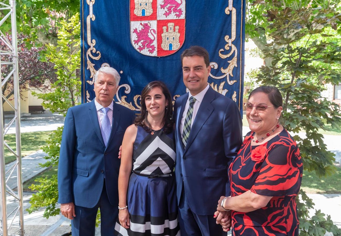 Familiares, amigos y exconsejeros acompañan al nuevo Ejecutivo de Castilla y León en su toma de posesión