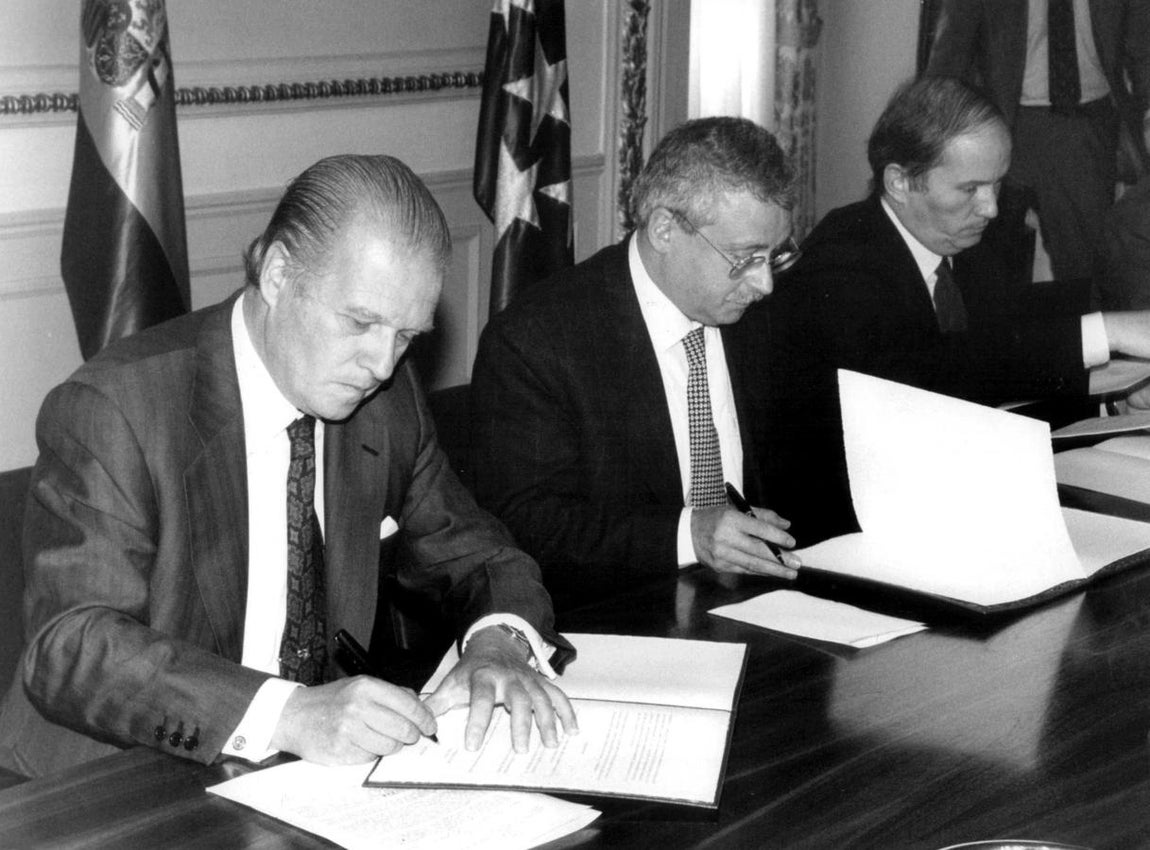 El entonces presidente del Banco Bilbao Vizcaya, Emilio Ybarra (i) y el presidente de la Comunidad de Madrid, Joaquín Leguina, firmaron en 1993 un acuerdo para urbanizar una parte en el sur de la ciudad.. 