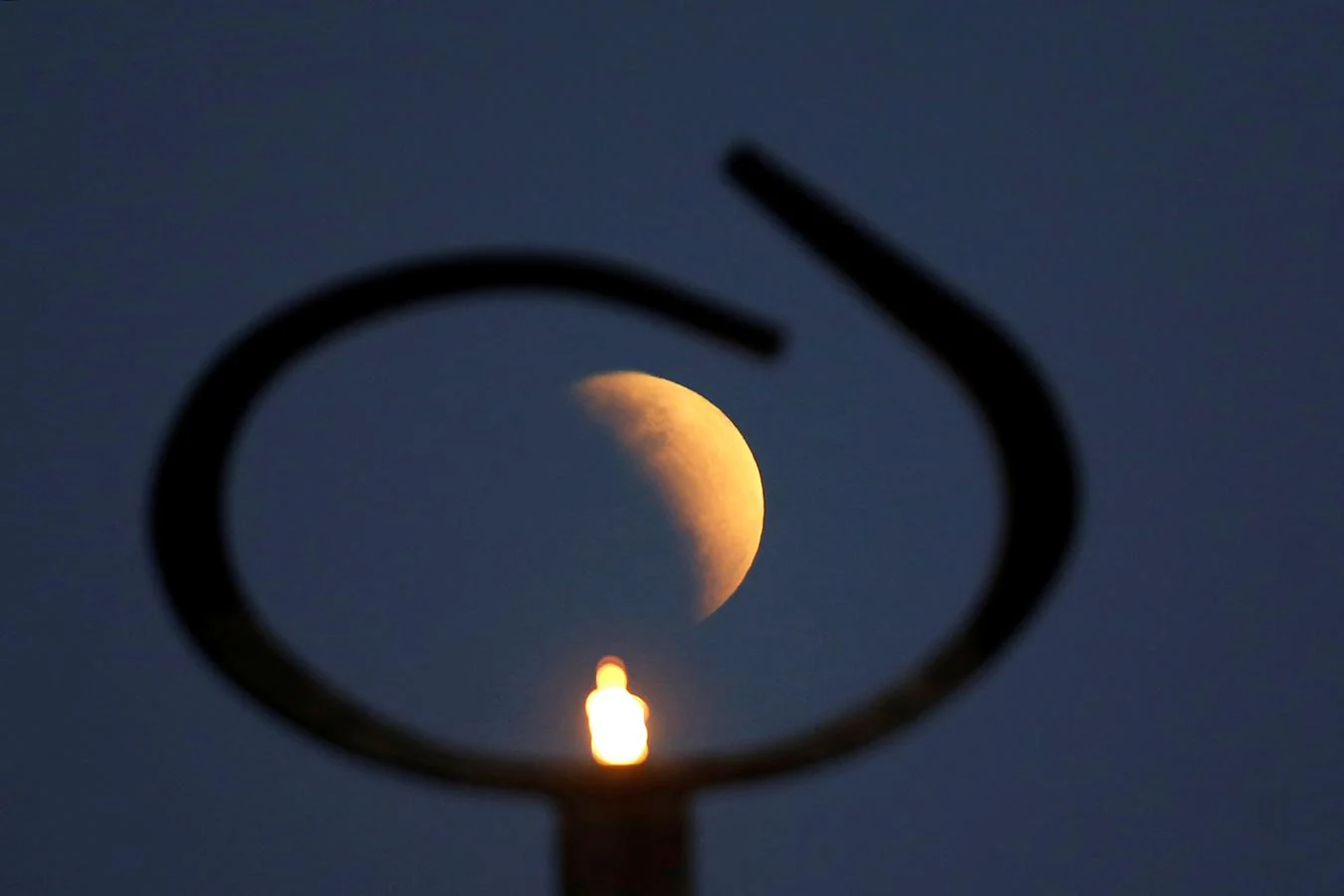 En imágenes: Así se vivió el eclipse parcial de luna desde diferentes puntos del planeta