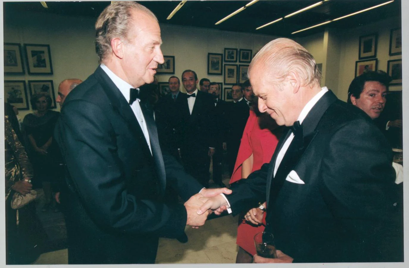 Emilio Ybarra Churruca (d) saluda al Rey Juan Carlos, durante la cena homenaje a los Premios Cavia en 1998.. 