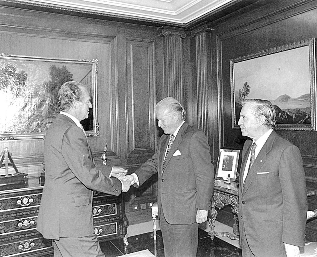 El Rey Juan Carlos recibió en audiencia en el Palacio de la Zarzuela a los miembros del Patronato de la Fundación BBV, encabezados por su presidente, José Angel Sánchez Asiaín, y por el presidente del BBV, Emilio Ybarra, con quienes aparece en la imagen archivo de 1997.. 