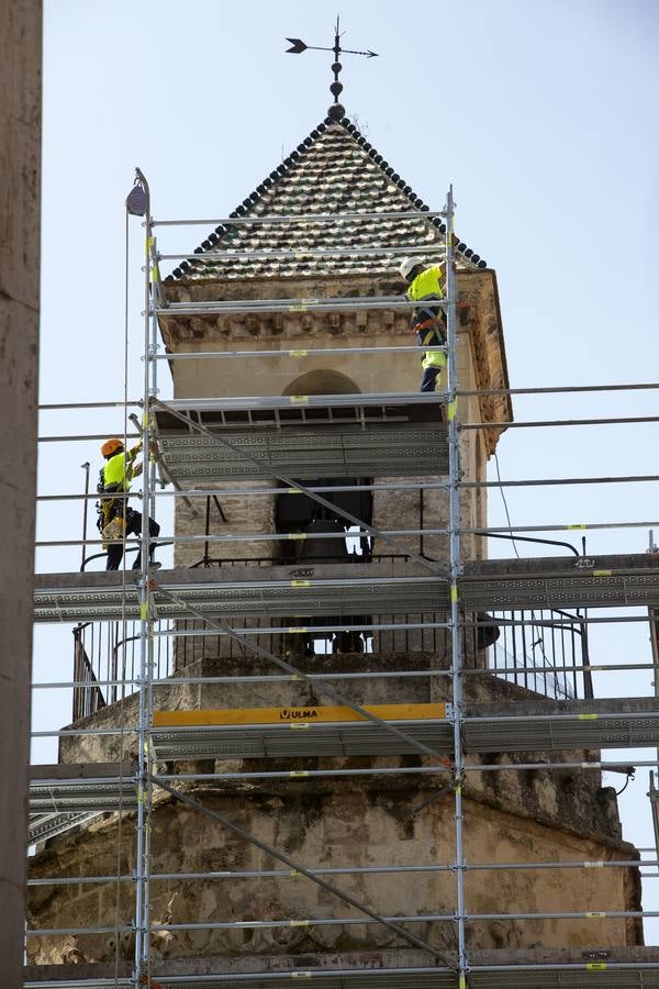 La recuperación del enfoscado del campanario de San Nicolás, en imágenes