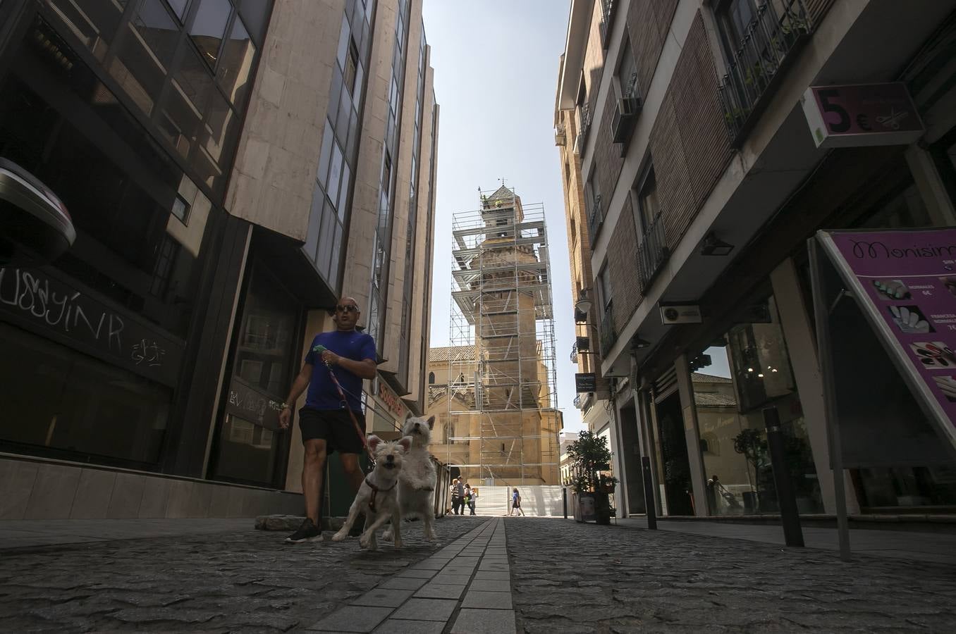 La recuperación del enfoscado del campanario de San Nicolás, en imágenes