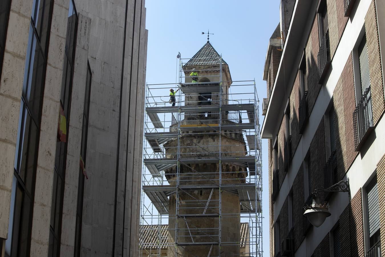 La recuperación del enfoscado del campanario de San Nicolás, en imágenes