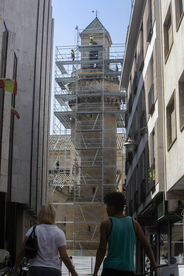 La recuperación del enfoscado del campanario de San Nicolás, en imágenes