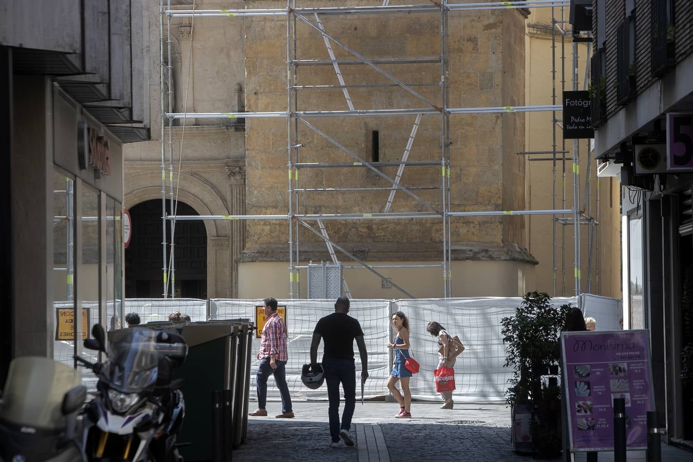 La recuperación del enfoscado del campanario de San Nicolás, en imágenes