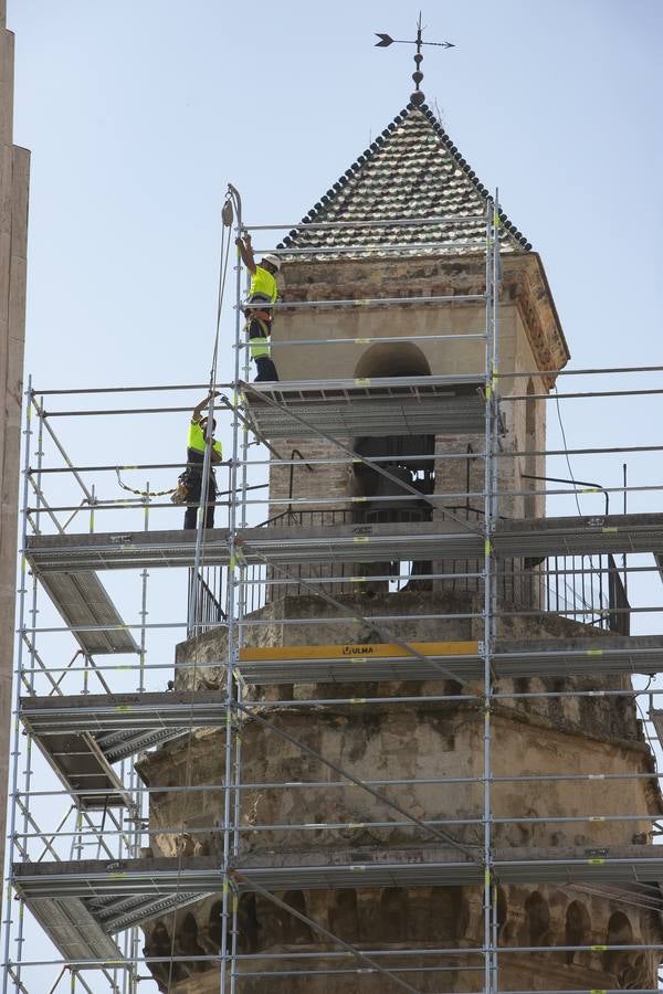 La recuperación del enfoscado del campanario de San Nicolás, en imágenes