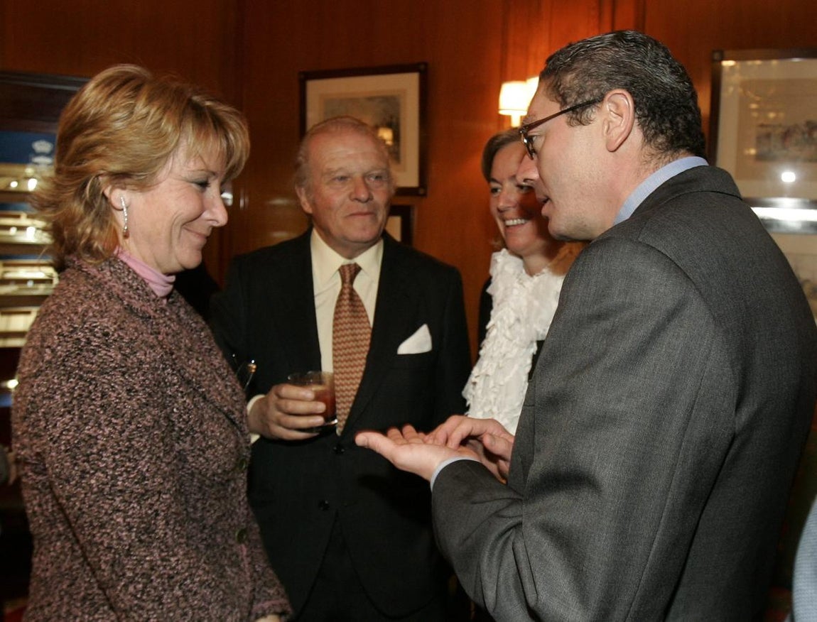 Esperanza Aguirre junto a Emilio Ybarra, Catalina Luca de Tena y Alberto Ruiz Gallardón, durante el IX Premio Vocento a los Valores Humanos en 2005.. 