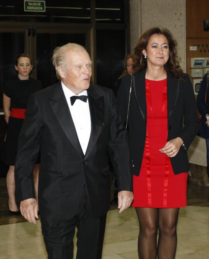Emilio Ybarra Churruca junto a María Dolores Navarro Ruiz, en la entrega de los Premios Cavia en 2011.. 