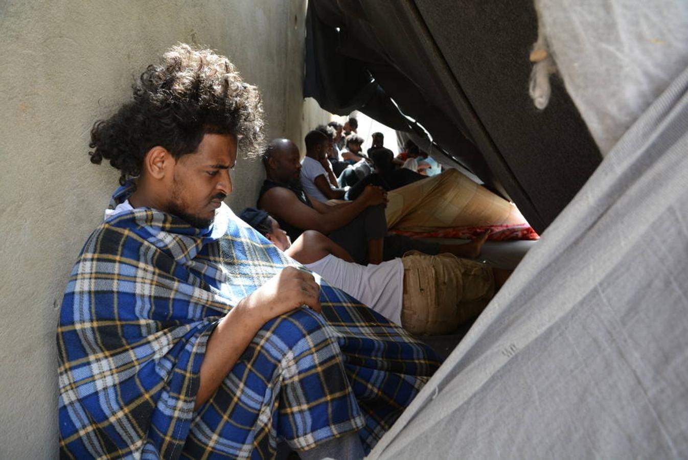 Las personas detenidas en Zintan huyen en su mayoría de la persecución y la violencia de Eritrea y Somalia. Algunas llevan confinadas en Zintan desde marzo de 2017. La mayoría llegó al centro procedente de otros centros de detención de Trípoli en septiembre de 2018 tras el estallido de los combates en la capital. Las llegadas más recientes se produjeron en mayo tras ser arrestadas en un puesto de control.El almacén principal quedó vacío en junio y las personas refugiadas y migrantes que quedaban fueron distribuidas entre el resto de edificios que conforman el recinto de detención. Algunos duermen ahora en salas de 15 metros cuadrados que acogen a un máximo de 20 personas.. 