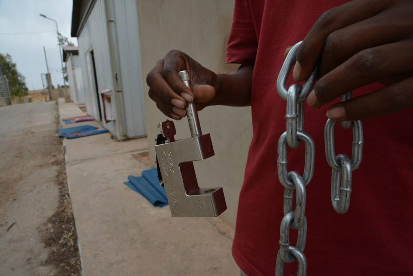 A principios de año, 50 detenidos que se encontraban en peor estado de salud fueron trasladados desde Zintan al centro de detención de Gharyan. Este centro quedó emplazado en una zona muy militarizada cuando el Ejército Nacional Libio tomó el control de la misma durante su ofensiva sobre Trípoli en abril.La situación llegó a tal punto que los detenidos en el centro recibieron una cadena y un candado para cerrar ellos mismos las celdas y protegerse así de las incursiones de individuos armados en ausencia de guardias.El 26 de junio, 29 personas seguían en el centro de detención de Gharyan cuando las fuerzas El Gobierno de Acuerdo Nacional libio recobraron la ciudad tras intensos combates que incluyeron ataques aéreos. Los detenidos temían por sus vidas y no tenían a dónde ir en medio de la batalla. Finalmente, una semana después, fueron reubicados en Trípoli: ocho de las personas migrantes fueron derivadas por MSF para recibir tratamiento en el hospital y 21 fueron referidas un programa de refugios de una ONG.. 