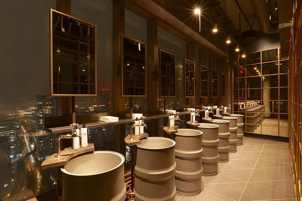 Bokam. En este restaurante puede disfrutarse una experiencia gourmet fresca, artesanal y de altura. Sus urinarios en el piso 37 del distrito financiero de Londres están orientados para que sus clientes contemplen el bullicio de la capital desde sus ventanales de suelo a techo