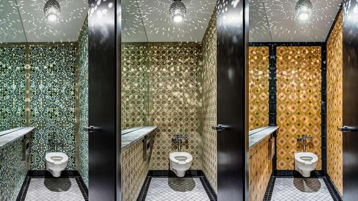 Mourad. En este icónico restaurante de lujo de San Francisco los interioristas consiguen que los comensales viajen a Marruecos sin salir del edificio. El espacio fusiona la tradición árabe con elementos modernos. Destacan los azulejos, la iluminación a base de lámparas y juegos de espejos que crean un efecto caleidoscópico cautivador