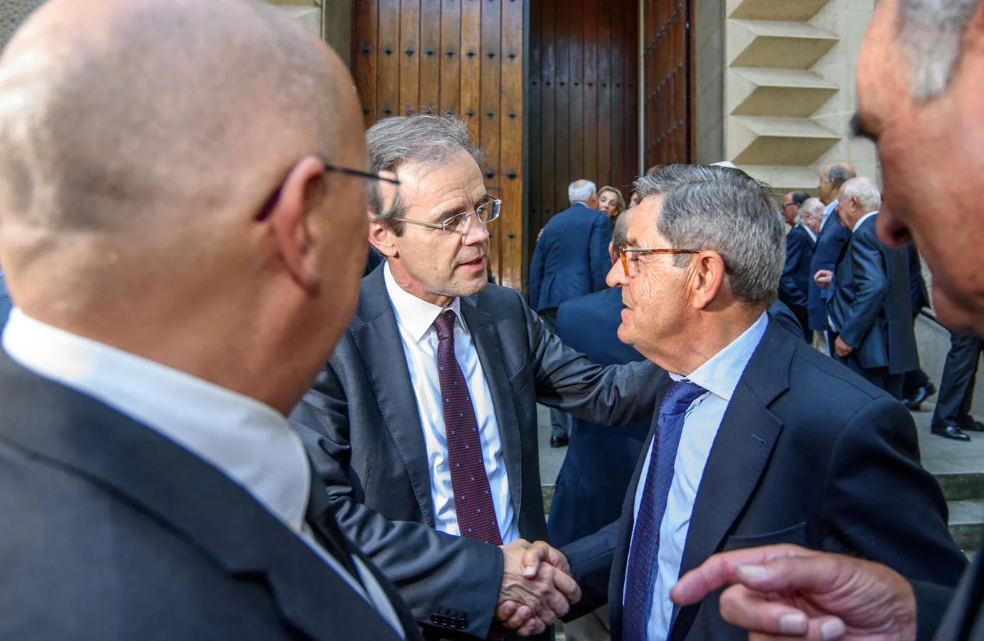 La banca llora la muerte de Emilio Ybarra. También estuvieron presentes el presidente de Caixabank, Jordi Gual (i) que en la imagen saluda al expresidente de Kutxabank, Mario Fernández (d)