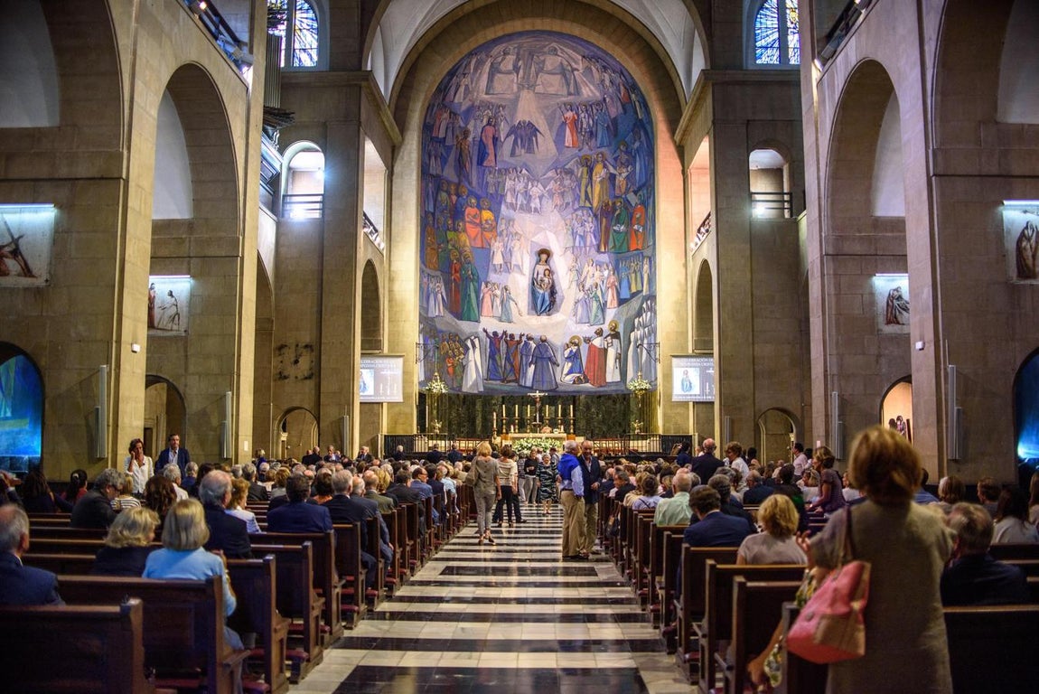 Multitudinario adiós. La Iglesia de las Mercedes, en Guecho, ha estado abarrotada por cientos de personas para despedir a Emilio Ybarra