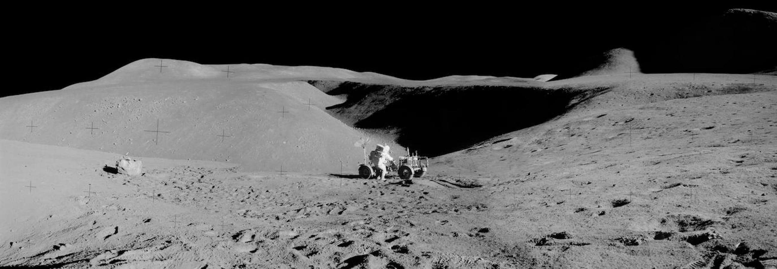 Vista panorámica de la superficie lunar tomadas por el Apollo 15. 