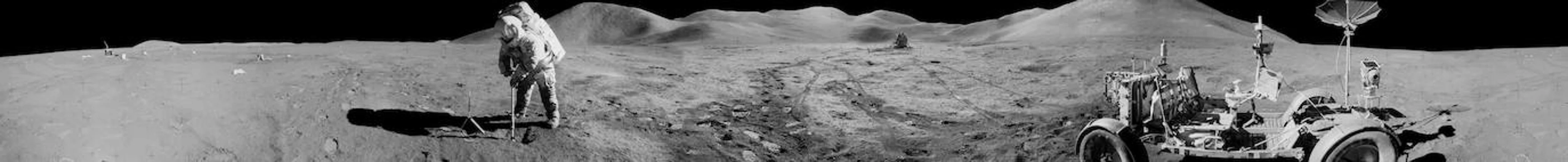 Un astronauta inspecciona el suelo lunar. 