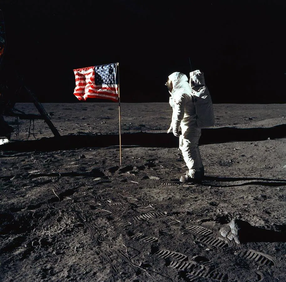 Buzz Aldrin posa junto a la bandera de Estados Unidos en la superficie lunar. 