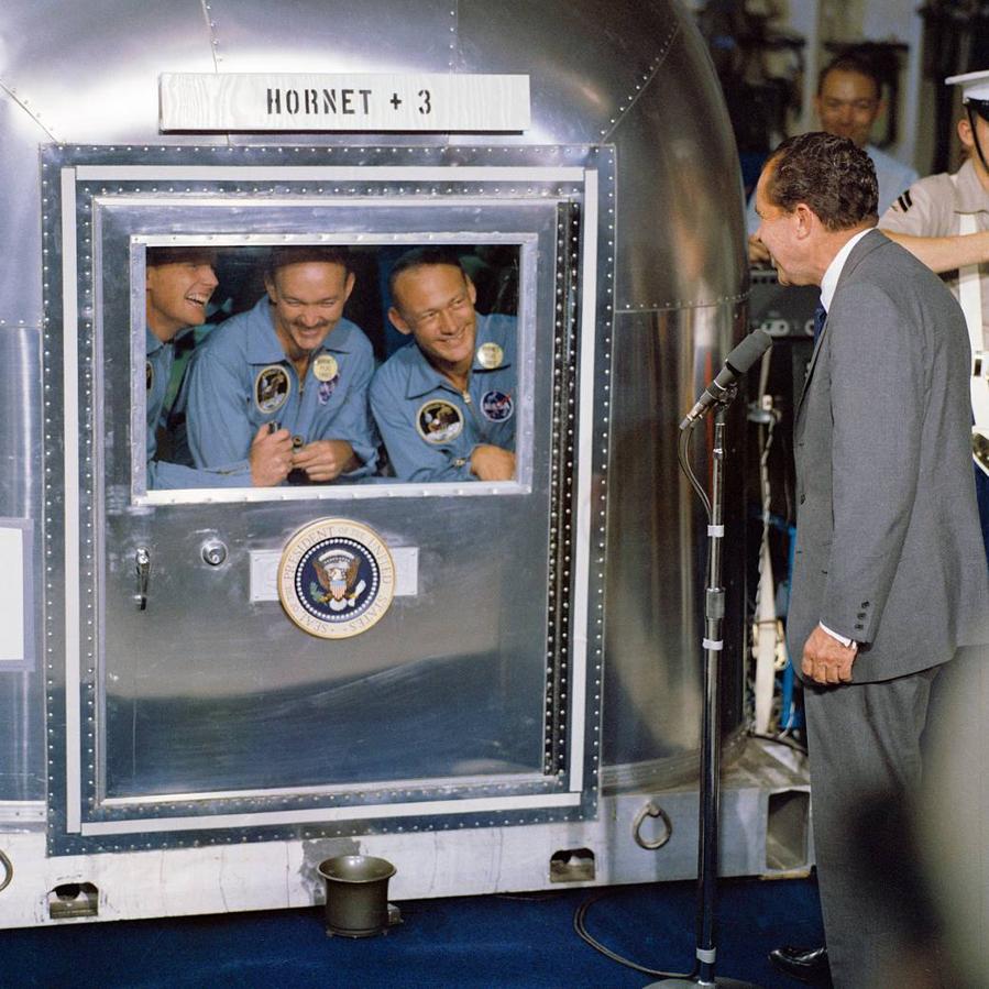 El entonces presidente de Estados Unidos, Richard M. Nixon, saluda a Armstrong, Aldrin y Collins, a bordo del USS Hornet, el portaaviones que recuperó el módulo de mando del Apolo 11 el 24 de julio de 1969. 