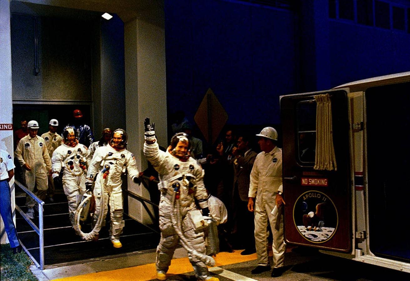 Neil Armstrong, Buzz Aldrin y Michael Collins, momentos antes del lanzamiento, subiendo al vehículo que les conduciría a la nave espacial. 