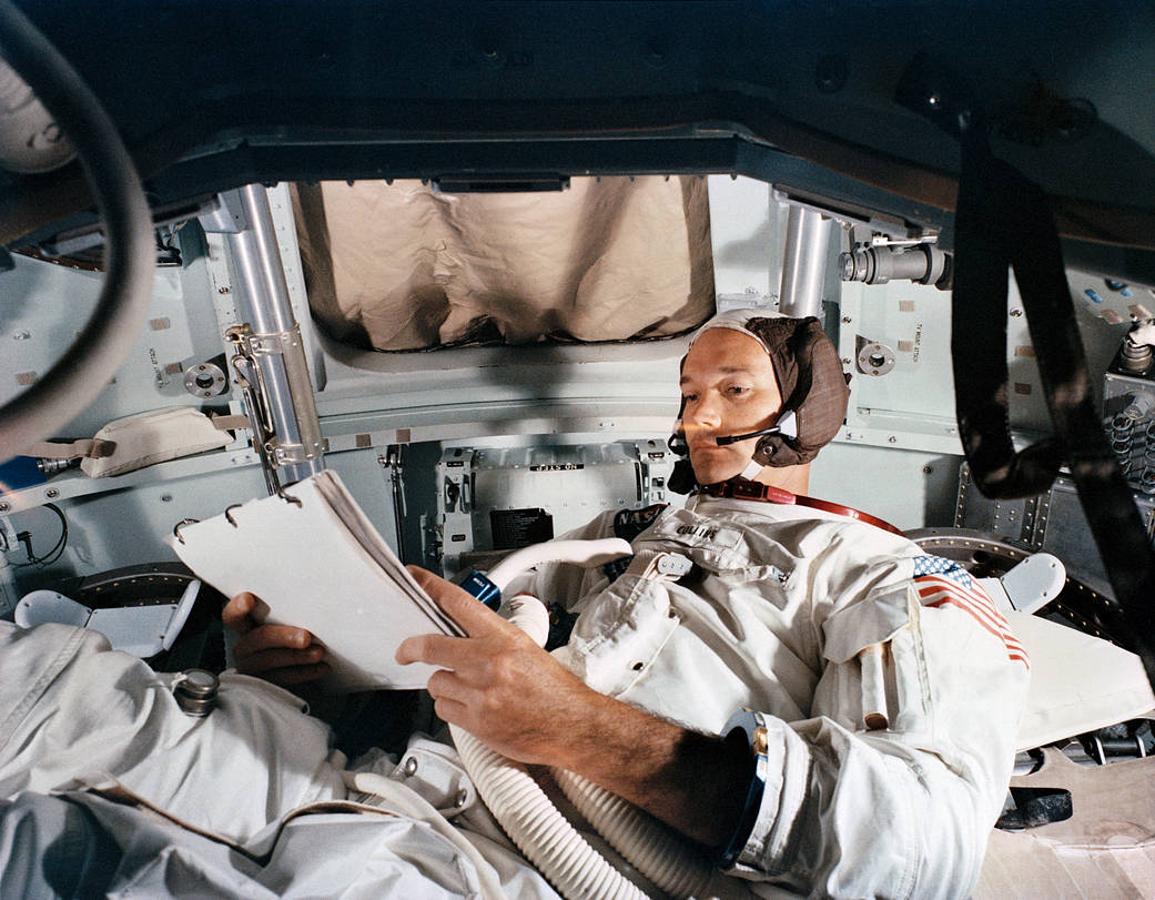 Michael Collins durante los entrenamientos en el Centro Espacial Kennedy, un mes antes del despegue. 