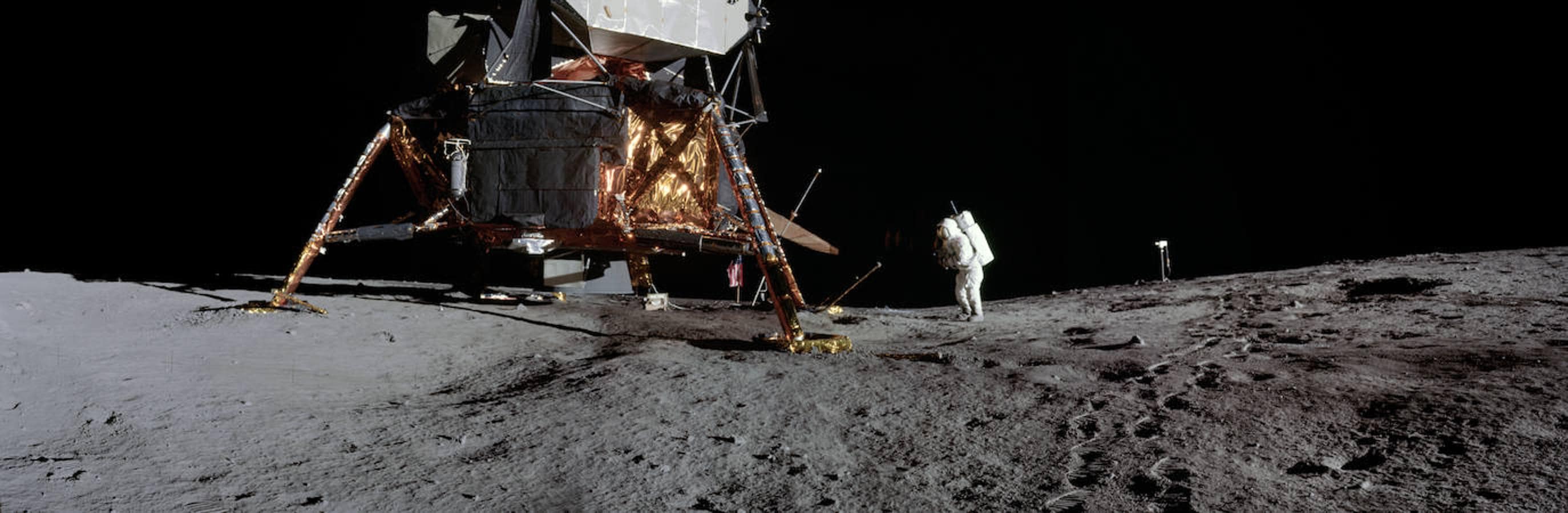 Un astronauta estadounidense pisa la superficie lunar. 
