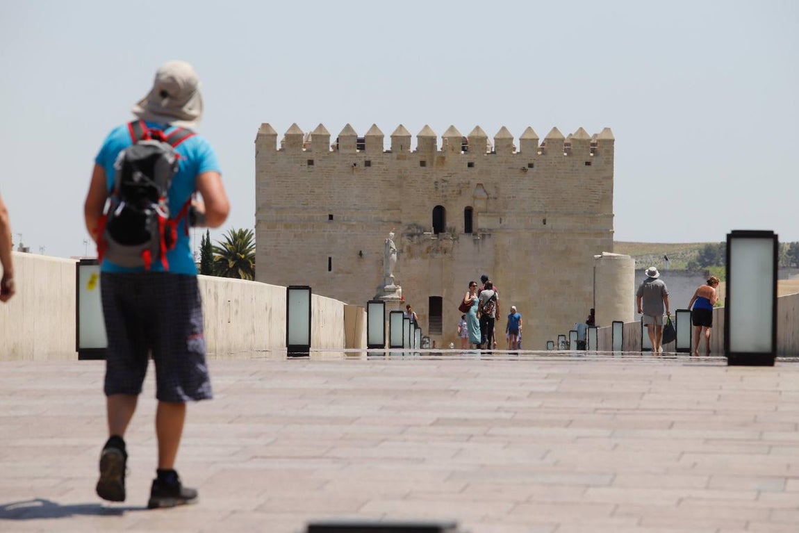 Los turistas bajo el calor de Córdoba, en imágenes