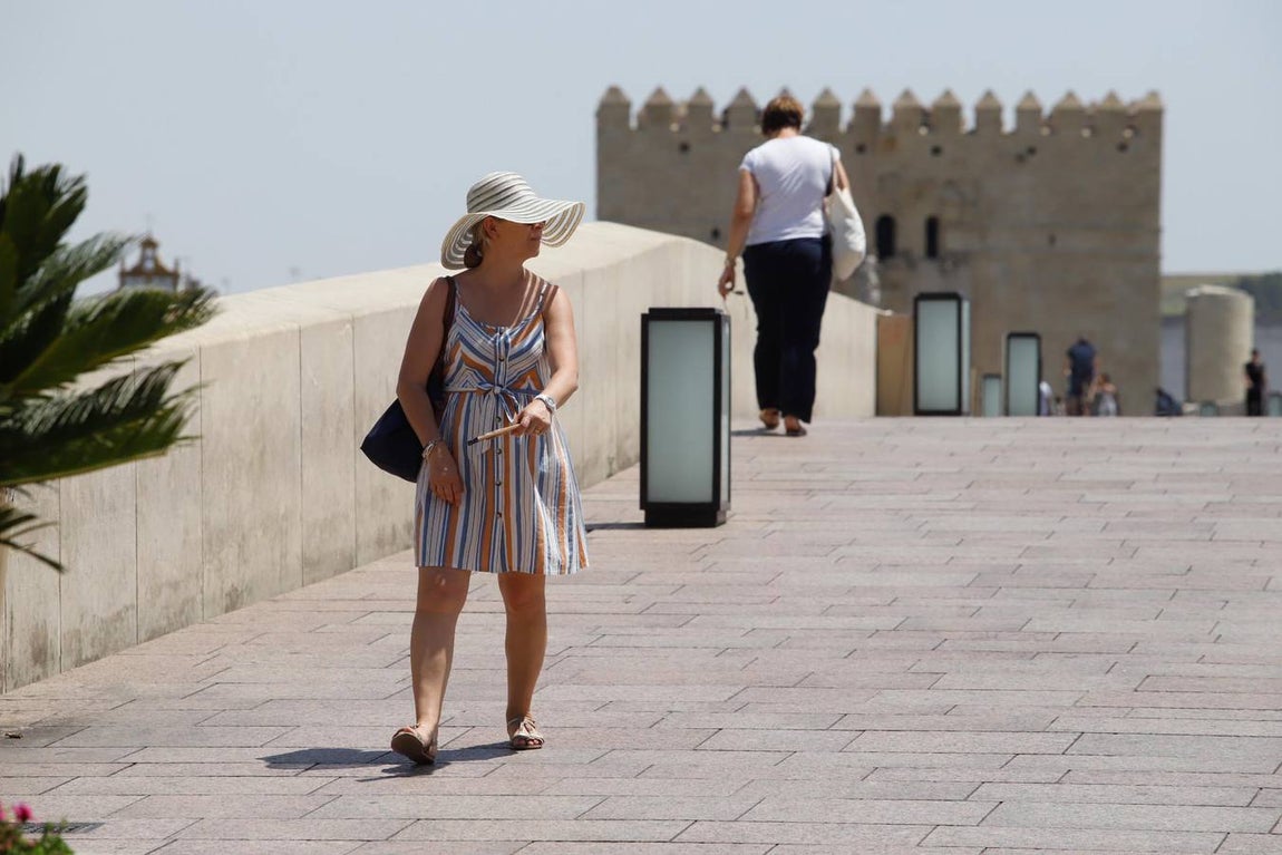 Los turistas bajo el calor de Córdoba, en imágenes