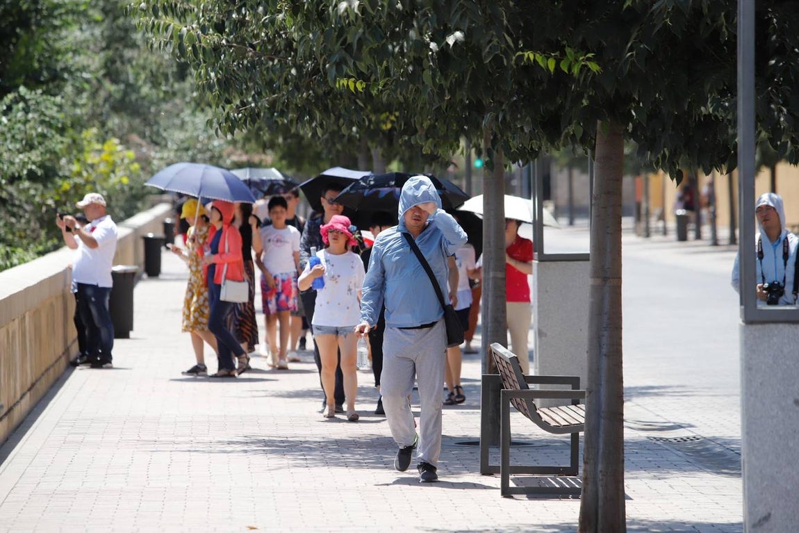 Los turistas bajo el calor de Córdoba, en imágenes