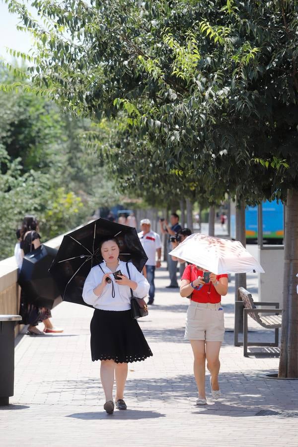 Los turistas bajo el calor de Córdoba, en imágenes