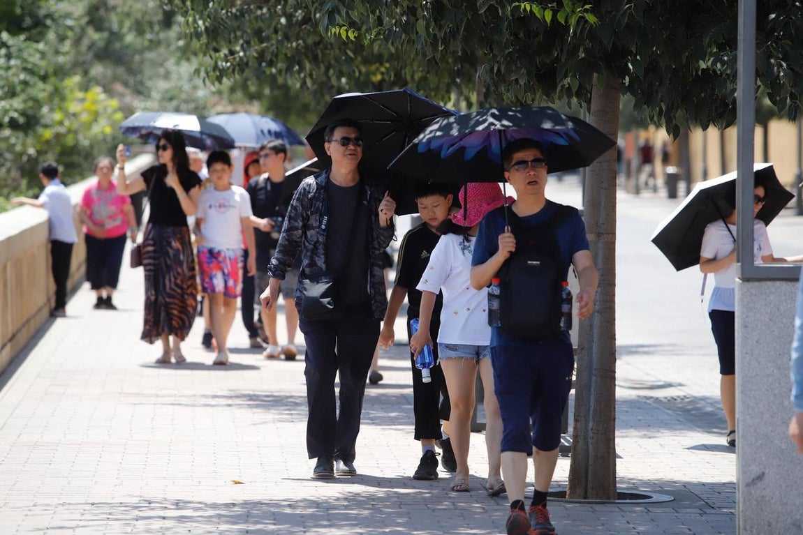 Los turistas bajo el calor de Córdoba, en imágenes